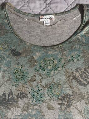 World Unity Women's Green Floral Scoop Neck Top